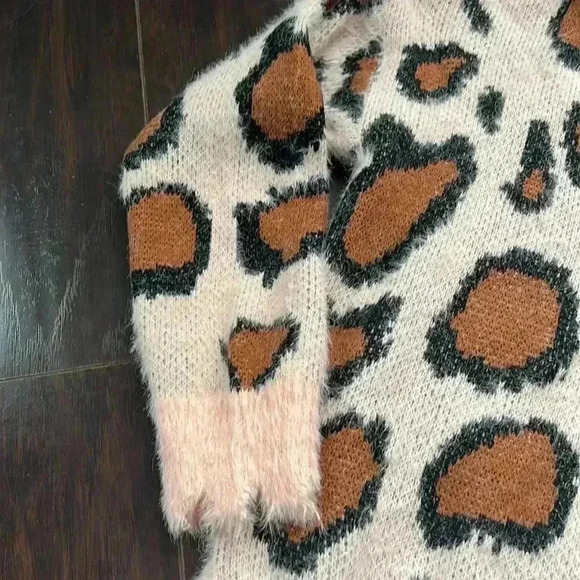Umgee | Soft and fuzzy pink animal print pullover with puff sleeves - Picture 7 of 13